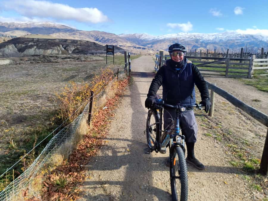 Cromwell: Lake Dunstan Trail Bike Rental and Luxury Shuttle - Tackling the climbs and winding sections