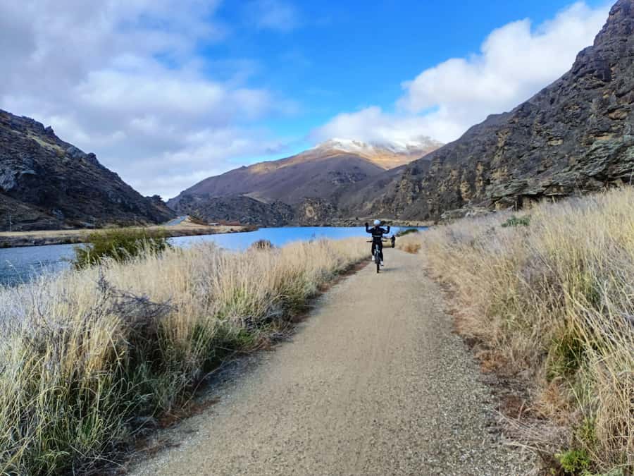 Cromwell: Lake Dunstan Trail Bike Rental and Luxury Shuttle - Clip-on track and the Hugo suspension bridge