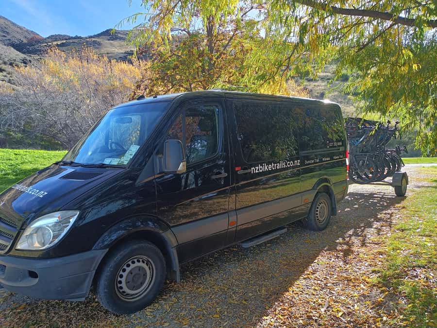Cromwell: Lake Dunstan Trail Bike Rental and Luxury Shuttle - Meeting the team at Cromwell