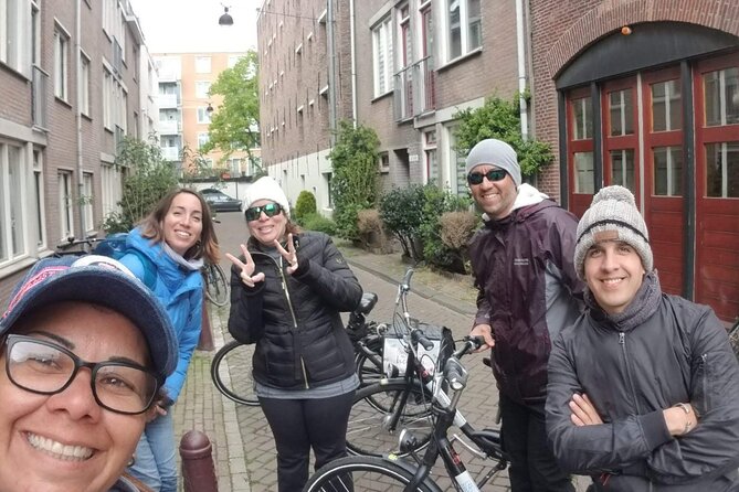 Daily group bike tour in Spanish. - Riding the full two kilometers of Vondelpark