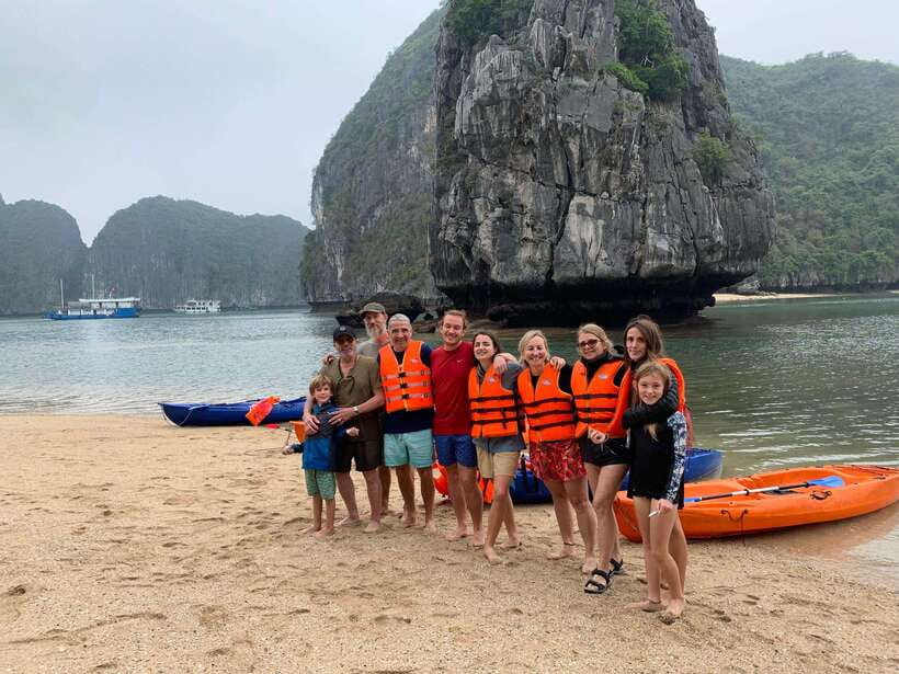 Đảo Cát Bà : 1Day Kayaking,Swimming,Cycling,Snorkeling,Lunch - Floating homes and limestone islets