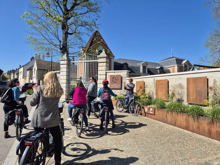 Dijon/Beaune: Full day Ebike Burgundy tour, tastings & lunch - Riding an e-bike through Meursault