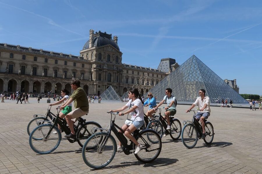Discover Paris by bike - Palais-Royal and the Louvre: Paris in postcard form
