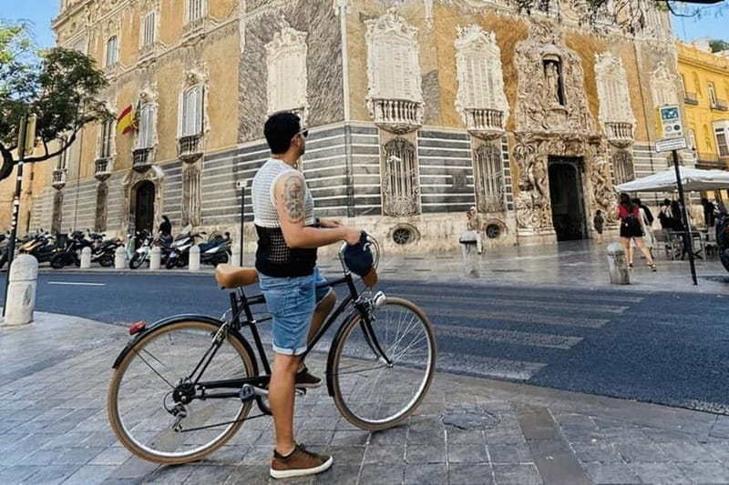 Discover Valencia by bike – Dutch-speaking tour - Finishing at the City of Arts and Sciences