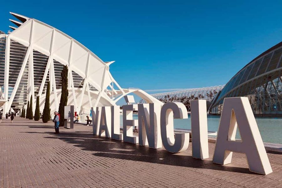 Dutch-Style Bike Tour in Valencia - Through Valencia’s old town lanes