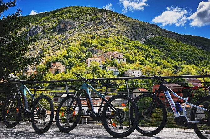 E-bike between towers and medieval villages at the foot of Sirente Abruzzo - Starting at Beffi Castle