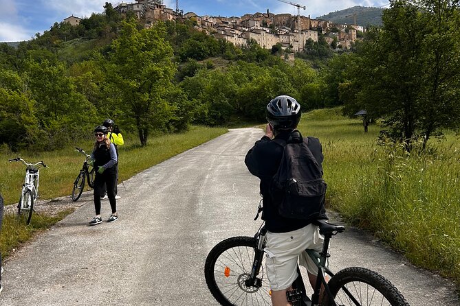 E-bike between towers and medieval villages at the foot of Sirente Abruzzo - What Luca adds to the experience