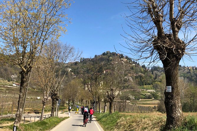 E-bike tour Bergamo - Città Alta from a bicycle seat