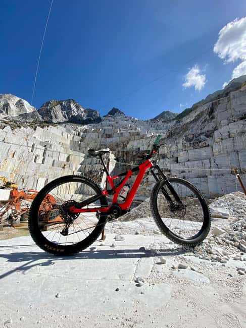 E-Bike Tour to the Carrara Marble Quarries with lard tasting - The descent back toward Carrara