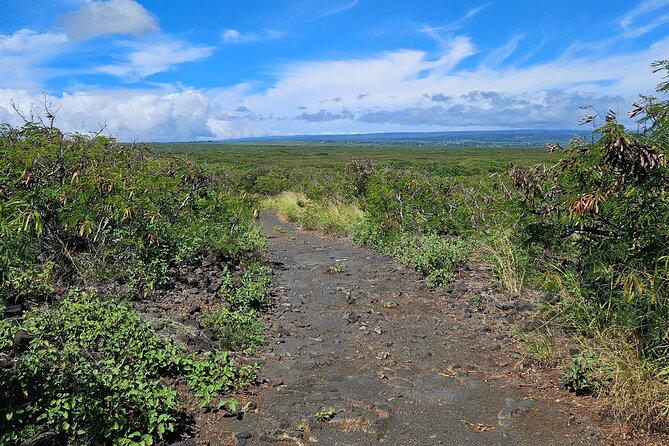 E-Mountain Bike Tour in South Point Hawaii - Riding the rocky, sandy trail