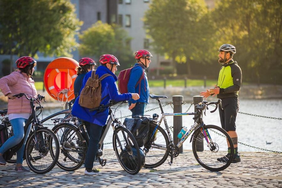 Edinburgh: Sightseeing Bike Tour - From Princes Street to Edinburgh’s quieter side