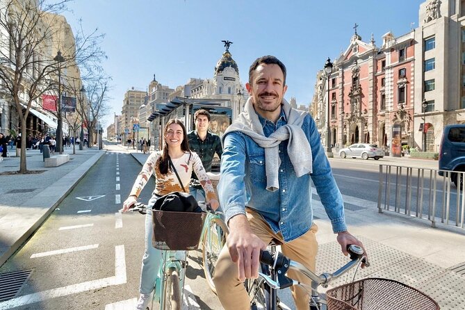 Explore Madrid by bike taking photos with Benja - Key points to know before booking
