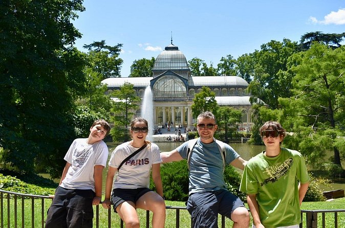 Explore Madrid by bike taking photos with Benja - Gran Vía and Alcalá Gate
