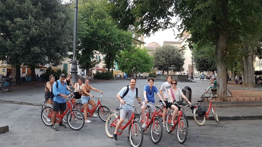 Florence at Night Bike Tour with Wine and Aperitivo Picnic - Sant’Ambrogio and Santa Croce after dark