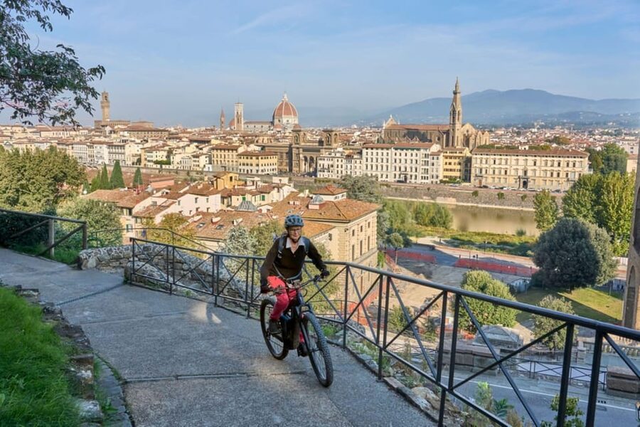 Florence:E-Bike City Tour with stop at Piazzale Michelangelo - The Duomo and Florence’s central squares