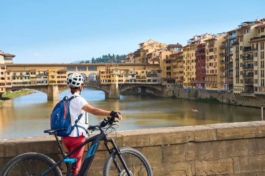 Florence:E-Bike City Tour with stop at Piazzale Michelangelo - Meeting the guide near Via Cavour