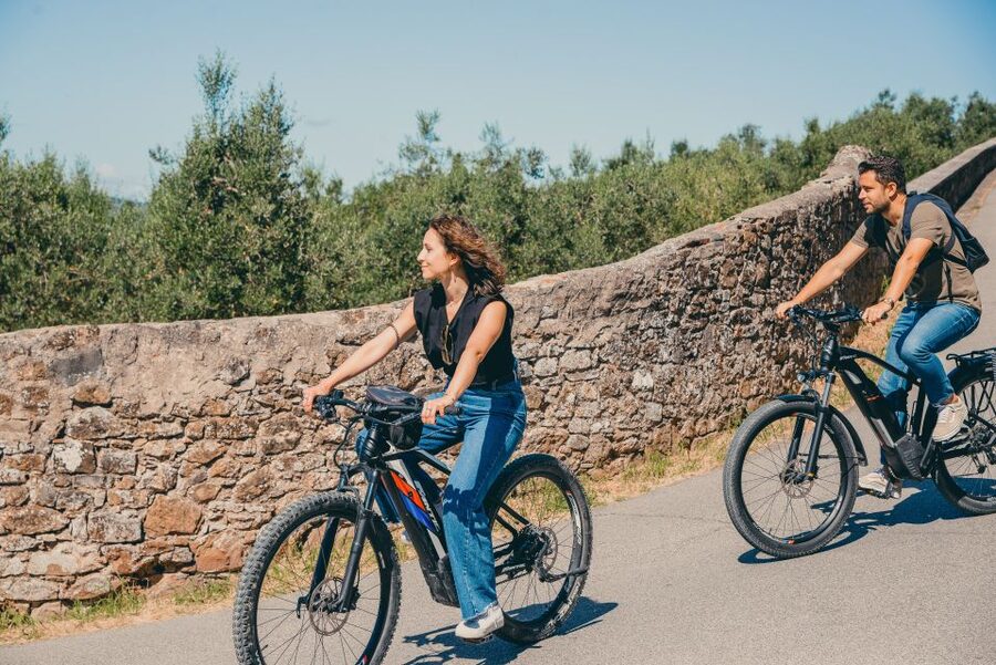 Florence: Guided Electric Bike Tour with Gelato - What the guides add to the ride