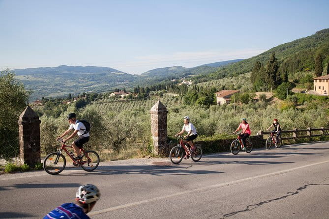 Florence Vintage Bike Tour–guided, small group or private option - Ponte Vecchio and the Arno’s best-known crossing