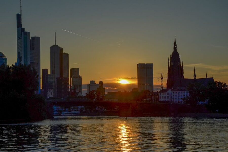 Frankfurt: Guided Bike Tour - Green paths and skyline views in the Wallanlagen