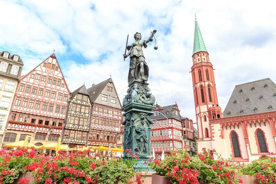 Frankfurt: Guided Bike Tour - The Stock Exchange bull and bear