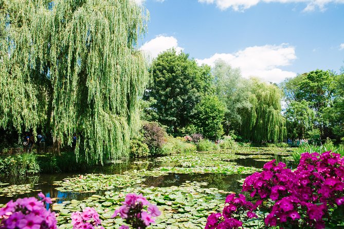 From Paris: Monet Gardens & Giverny Bike Tour with Picnic Stop - The easy countryside ride to Giverny
