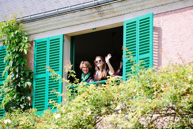 From Paris: Monet Gardens & Giverny Bike Tour with Picnic Stop - Guides, group size, and the day’s pace