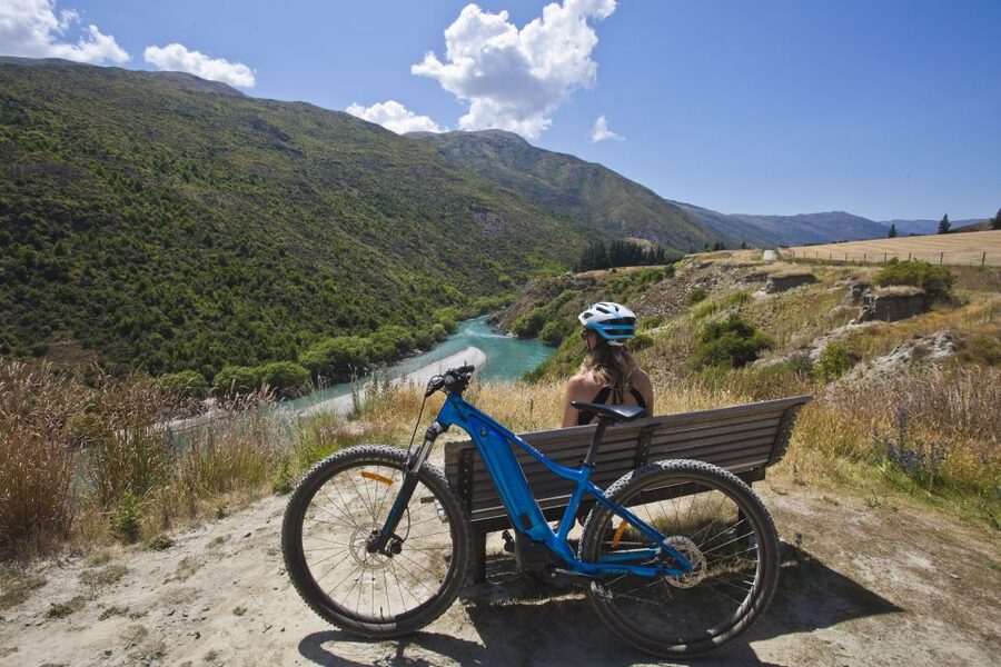 From Queenstown: 'Valley of the Vines' Wine and Bike Tour - The return from Gibbston to Queenstown