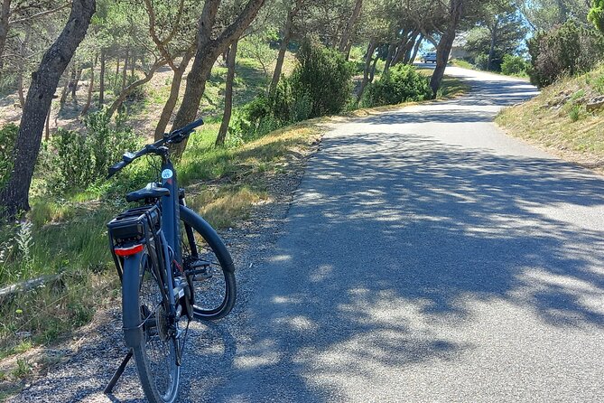 Full Day E-bike Tour in the Luberon Region from Aix en Provence - Bonnieux is more than the bike pickup point