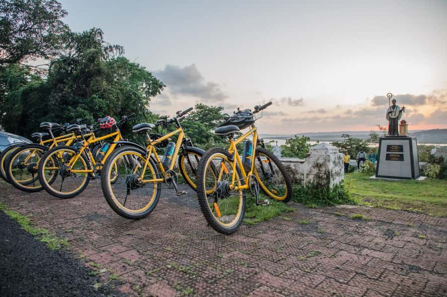 Goa: Old Goa and Divar Island E-Bike Tour with Snacks - Meeting local people and tasting Goan food