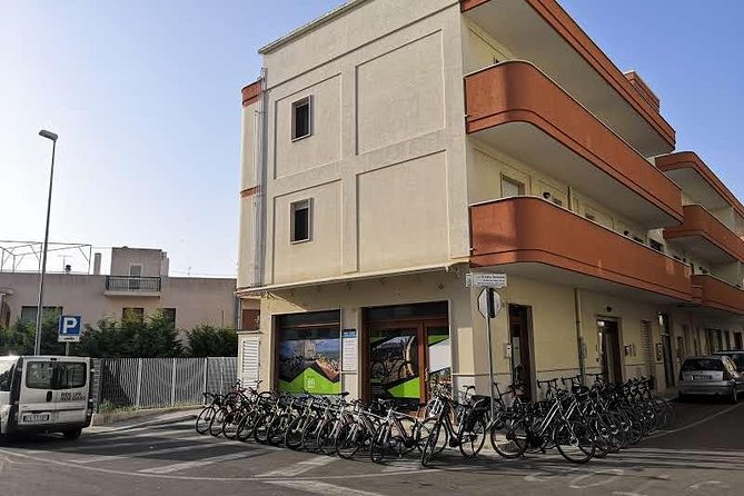 GPS tour with E-Bike on cycleroute of acqueduct Pugliese with wine tasting directly in vineyards - Two hours along the Ciclovia dell’Acqua