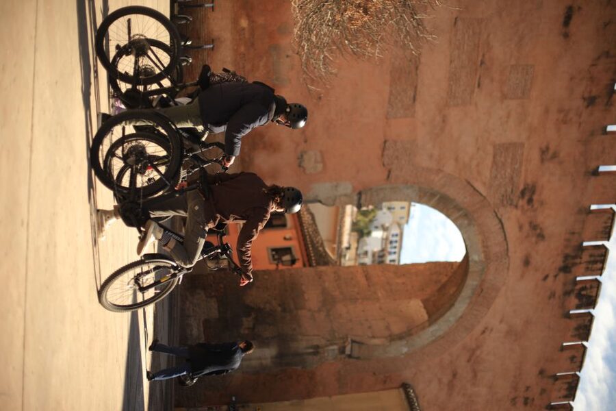 Granada: Highlights & Viewpoints eBike Tour with Tapas Break - What the guide adds to the ride