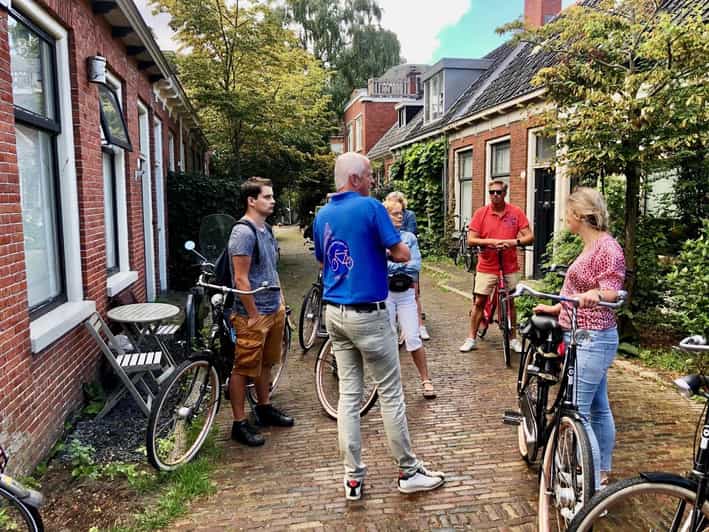 Groningen: City Highlights Bike Tour - The Groninger Museum sets the tone
