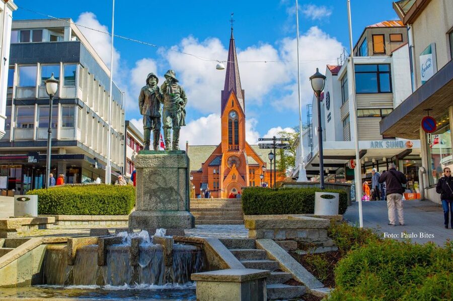 Guided E-Bike Tour in Haugesund: city, vikings, Rising Tides - Haugesund city center and Rådhusplassen