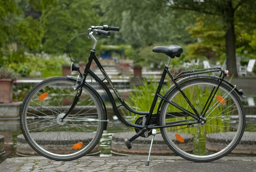 Hamburg: Bike Rental - Getting used to the three-gear city bike