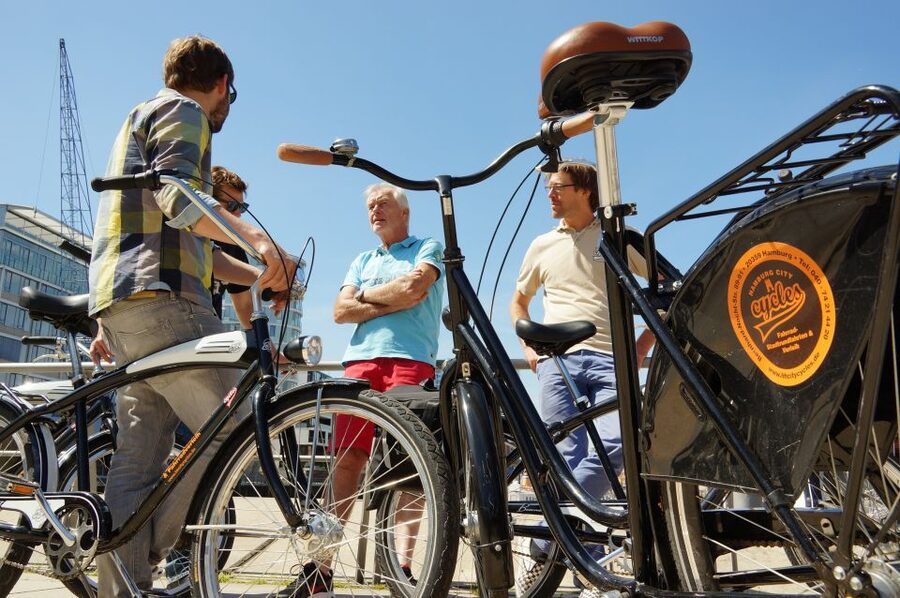 Hamburg: Bike Rental - Riding toward the Elbe and Landungsbrücken