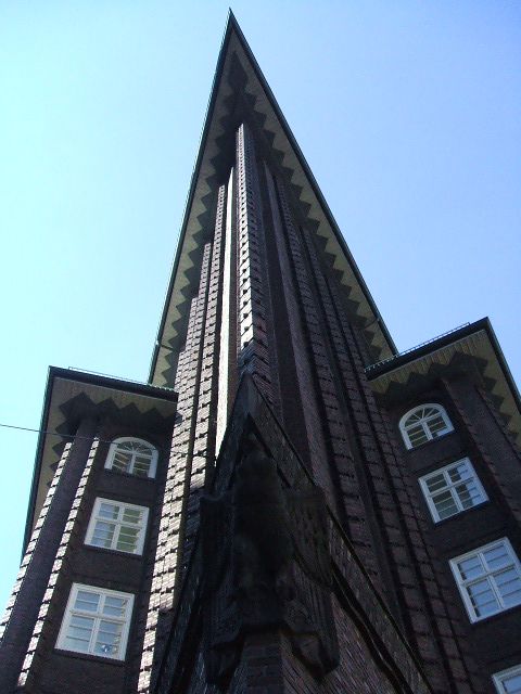 Hamburg: Bike Tour of the Speicherstadt & Old Harbor - Crossing the old Elbe Tunnel