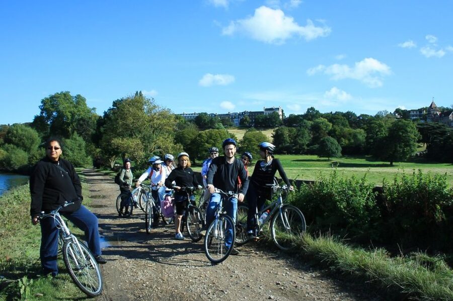 Hampton Court Palace: River Thames Bike Tour - Arriving at Hampton Court Palace around lunchtime