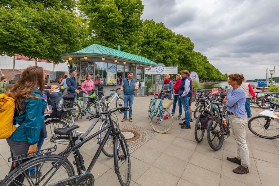 Hannover: Guided Bike Tour for Foodies with Tastings - Maschsee: open water and an easy change of pace
