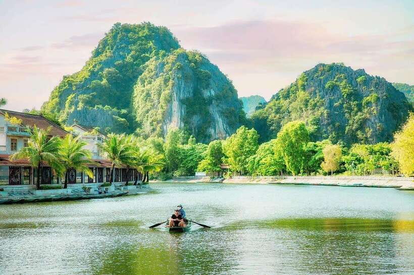 Hanoi: Ninh Binh, Tam Coc, Mua Cave & Hoa Lu with cycling - Mua Cave and the 500-step climb