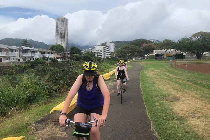 Hawaiian Food Tour by Bike in Oahu - Waikiki’s music and beach stops