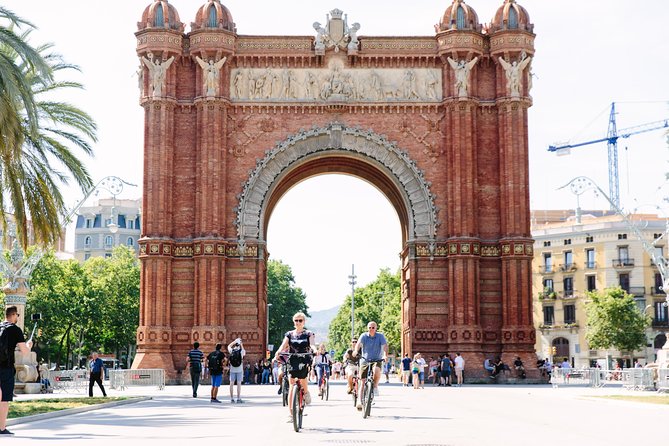 Highlights & Hidden Spots of Barcelona Bike Tour w/ Local Guide - Sagrada Familia and the route’s biggest decision