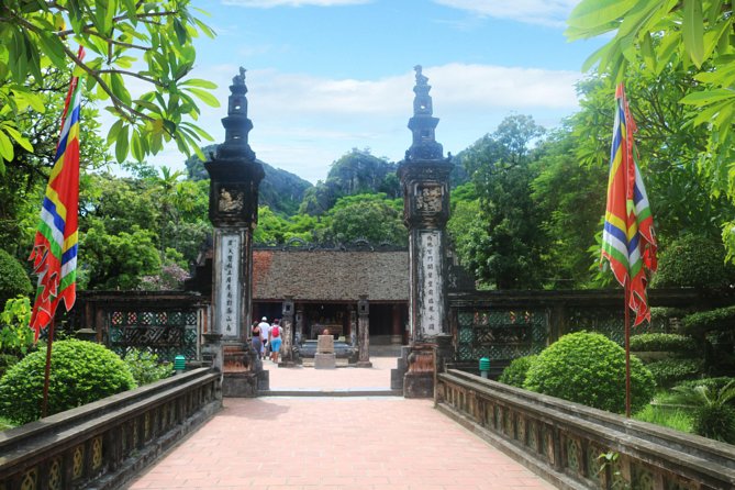 Hoa Lu - Tam Coc - Ninh Binh Day Tour: Biking, Visit Local Family - What the guide and group size add