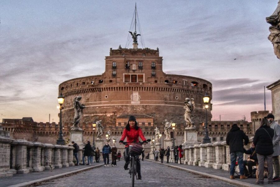 In Rome like a star: e-bike tour with photo shoot - Pantheon and Piazza Navona