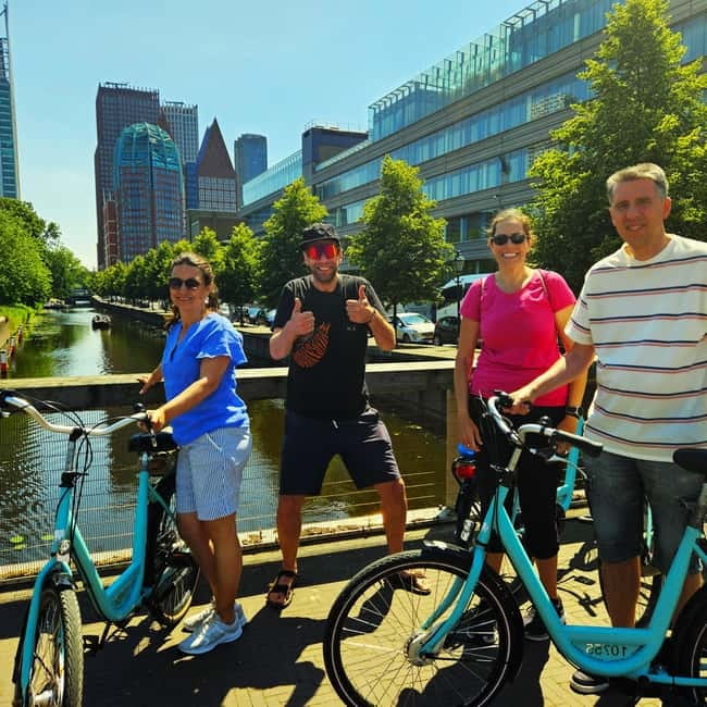 Interactive Safe 2,5hr Bike tour with Entertaining Guide - Starting at Paviljoensgracht