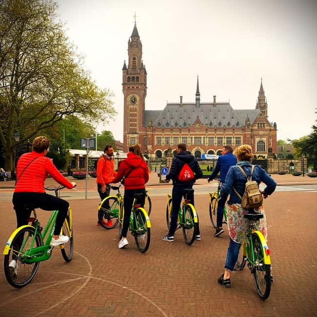 Interactive Safe 2,5hr Bike tour with Entertaining Guide - Parks, street art, and the route between landmarks