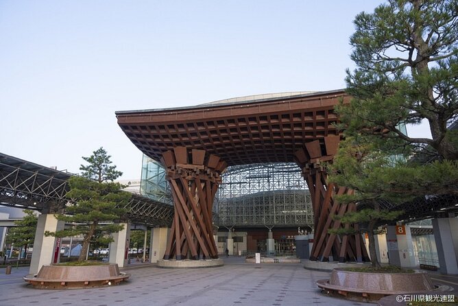 Kanazawa Half Day E-bike Tour - Kazuemachi and Higashi Chaya: old Kanazawa by bicycle