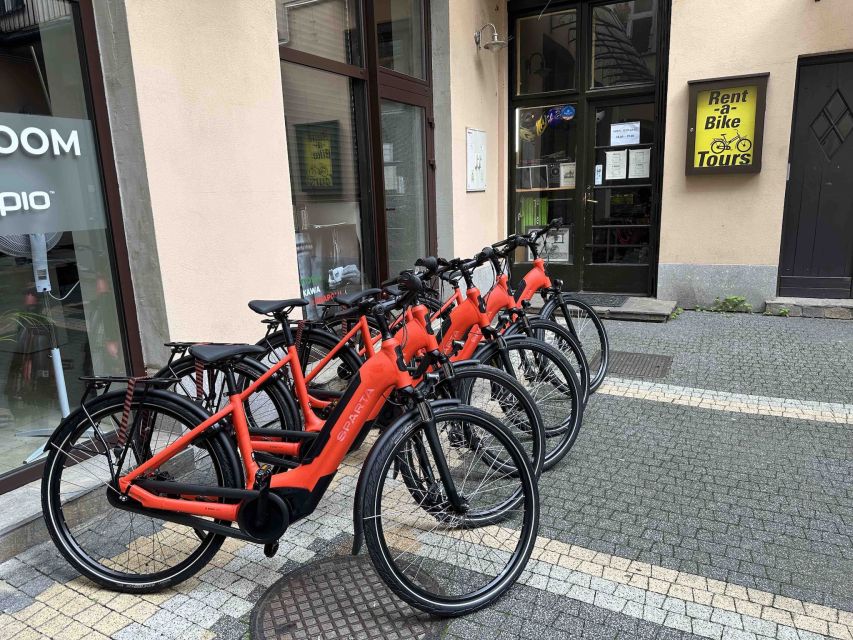 Krakow: 3-Hour Small Group Tour on E-Bike - The guides and the small-group experience