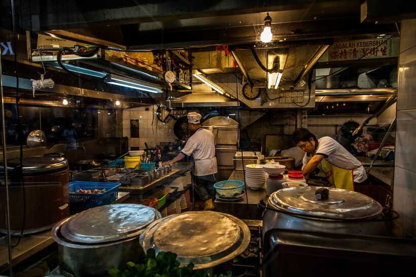 Kuala Lumpur: Evening Food Tour by Bike - Why the guide matters here