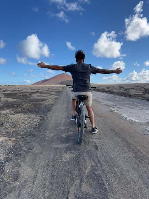 La Graciosa: Rent your ELECTRIC BIKE and explore the island at your own pace. - Group size, timing, and booking value