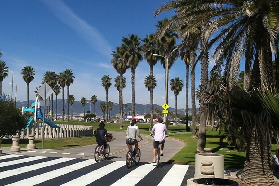 LA: Santa Monica & Venice Beach Bike Adventure - Guide style and the value of local stories